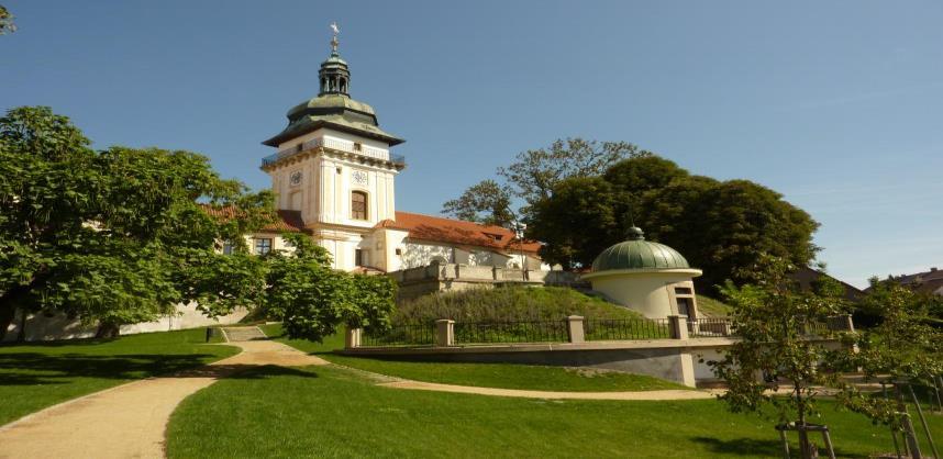 století byl celý objekt přestavěn na kasárna a armádě pak sloužil až do roku 1953. Potom co armáda hrad opustila, byl zde až do roku 1972 umístěn sklad textilu.