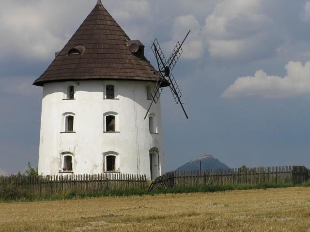 Vrátenský mlýn Vrátenský mlýn je jedním z nejkrásnějších větrných mlýnů v Čechách.