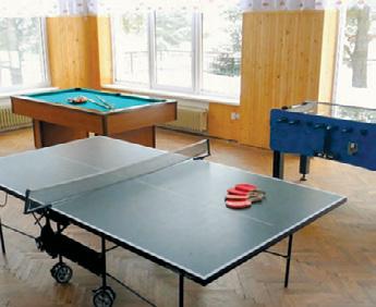 prostredí, na rozhraní ovažského podolia a trážovských vrchov, v rekreačnej oblasti