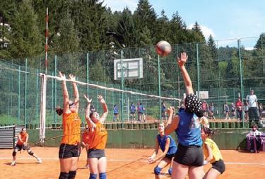 tenis. Ihriská sú vybavené tenisovou sieťou, bránkami a volejbalovou sieťou.
