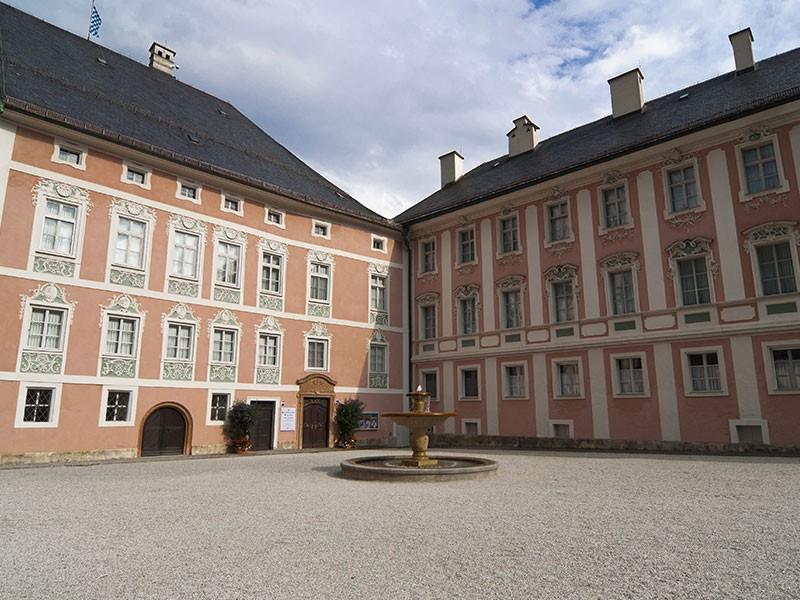 Na náměstí se nachází kašna korunního prince Ruprechta, postavená v roce 1960