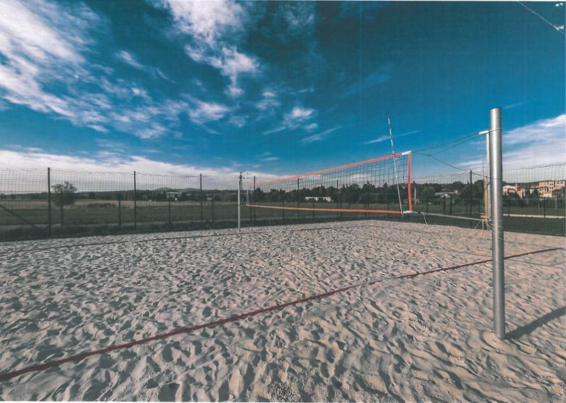 H7 Beachvolejbalová hřiště Autor: Jouza Michal Rozpočet: 1 300 000 Kč Lokalita: Areál ZŠ Alberta Kučery Moře na Jihu nemáme, ale pláž pro hru můžeme mít!
