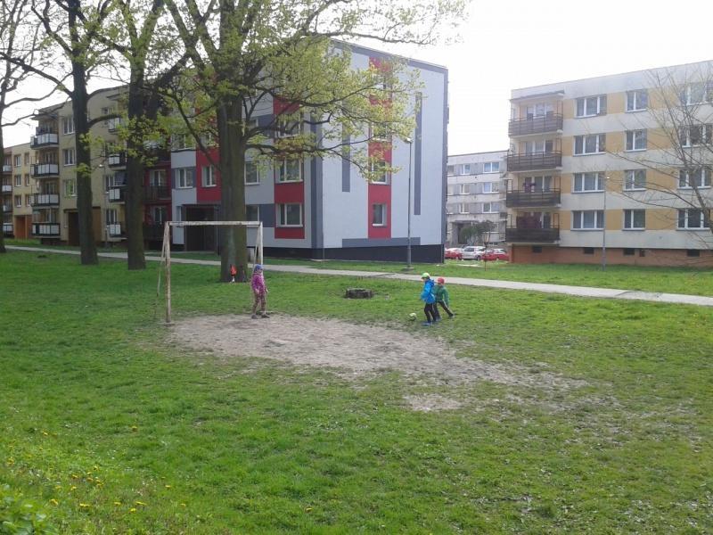 V3 Rekonstrukce hřiště v aleji Autor: Knápek Miroslav Rozpočet: 60 000 Kč Lokalita: mezi Břustkova 9 a Šeříkova 19 Úprava stávající travnaté plochy