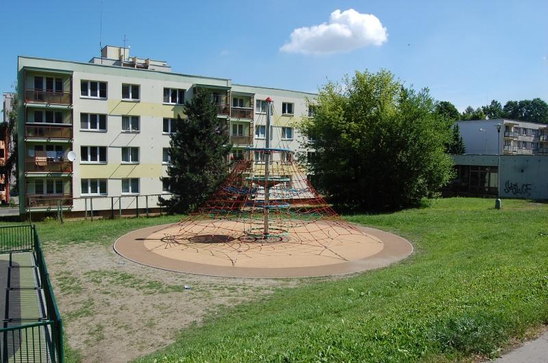 V5 Od hřiště k hřišti Autor: Dostál Jiří Rozpočet: 170 000 Kč Lokalita: Mezi hřištěm a prolézačkou na ulici Lumírova Vybudování spojovací betonové plochy mezi