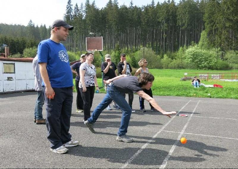 Z6 Dráha na hru Petanque Autor: Richterová Matylda Rozpočet: 154 000 Kč Lokalita: mezi Výškovická 50 a 62 a chodníkem u trati Vybudování