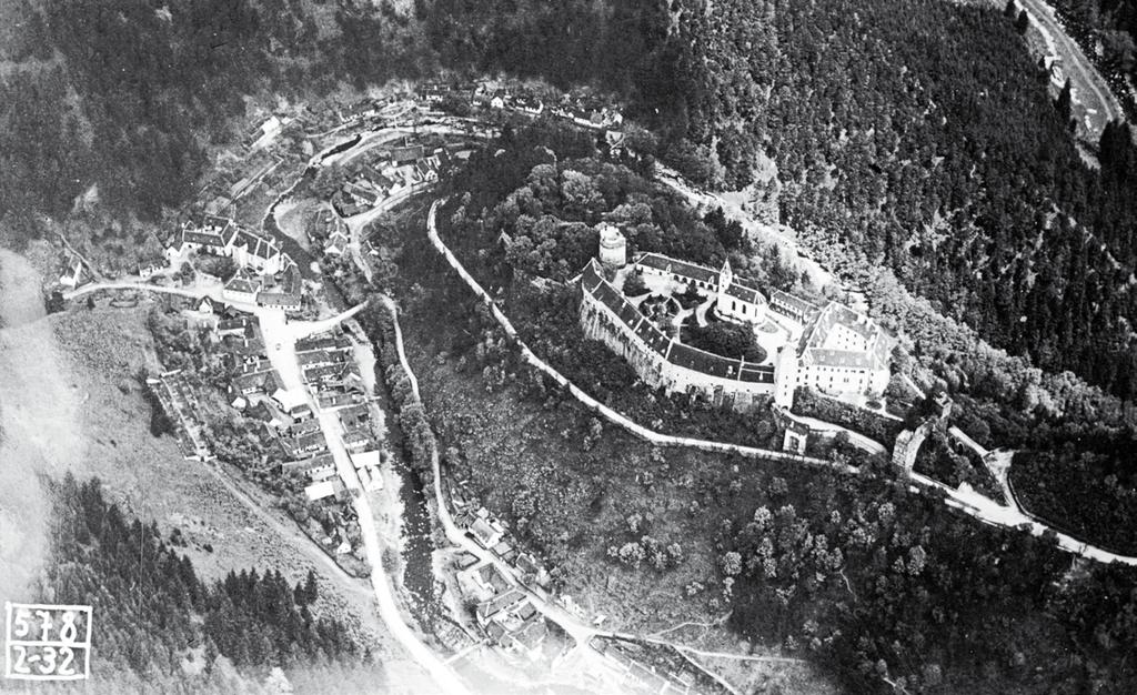 VTEI/ 2017/ I Obr. 2. Starý Bítov letecký pohled (archiv diapozitivů obce Bítov) Fig. 2. Old Bítov aerial view Při přidělení ﬁnancí na projekt v prosinci roku 2012 nikoho ani vzdáleně nenapadlo, co všechno může jeho řešení přinést.