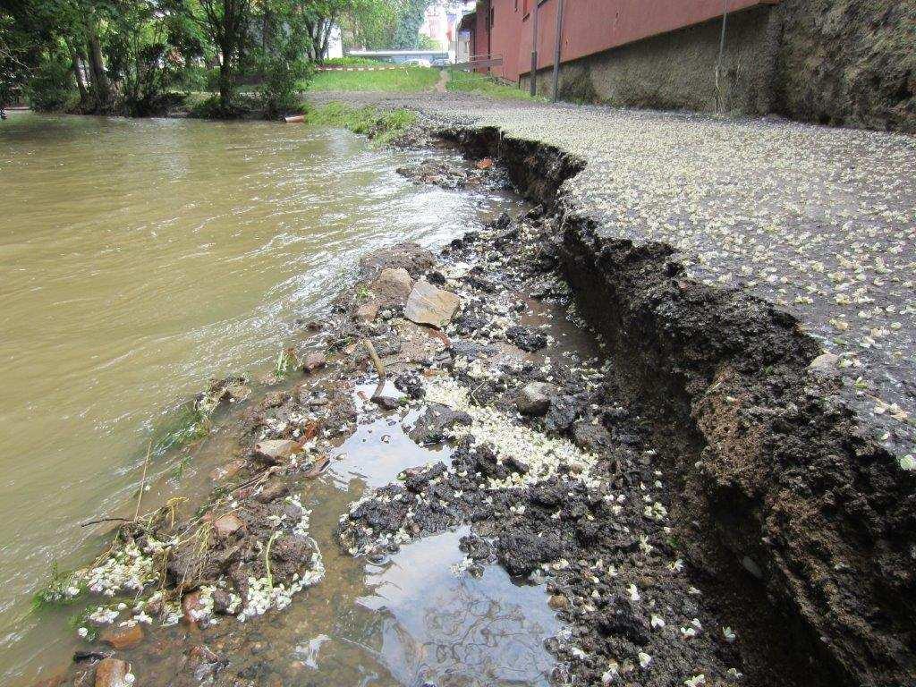 Kozinova  21: zničený chodník