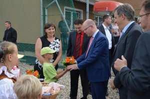A tak v sobotu 3. 9. 2016 se v prostorách školního hřiště konečně slavnostně poklepalo na základní kámen haly.