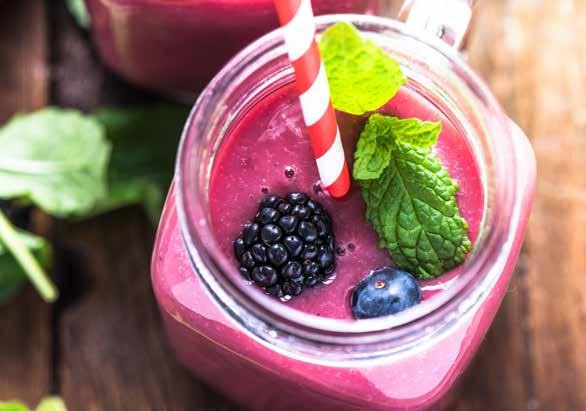 SMOOTHIE VITAMÍNOVÁ BOMBA Z LESNÍCH PLODŮ 200 g lesních plodů 1 banán 2 jablka 1 hruška 400 ml pomerančového džusu Několik lístků máty na dekoraci a pro navonění V přístroji můžete namixovat