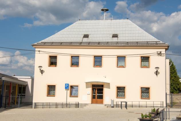 V rámci projektu Snížení imisní zátěže v obci Šumvald byl pořízen zametací kartáč Pronar (náklady 1,8 mil Kč, z toho