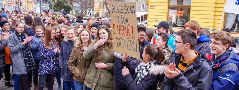 uskutečnilo protestní setkání asi 150 studentů a následný pochod centrem města.