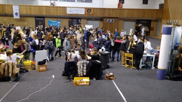 Studenti 4. ročníků se zúčastnili 15. regionálního veletrhu fiktivních firem, který zaštiťovala organizace CEFIF. Fiktivní firmy (FF), které letos prezentovaly naši školu - cestovní kanceláře TOSH, s.