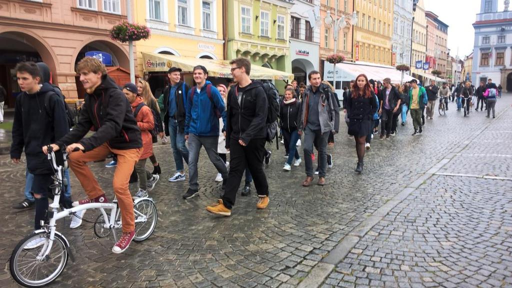 ZE ŽIVOTA ŠKOLY Den bez aut - je libo pěšky či na kole? Naše škola podpořila Den bez aut.
