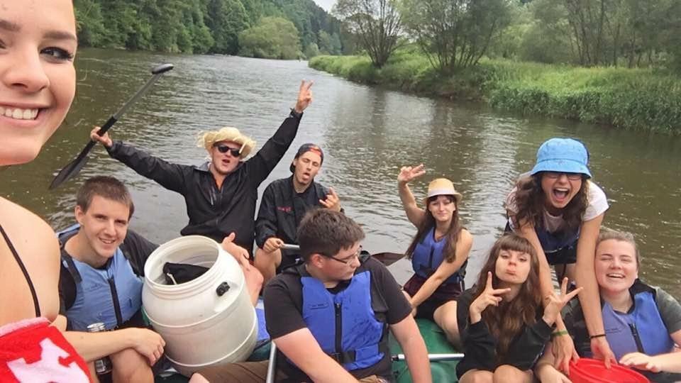 ZE ŽIVOTA ŠKOLY Marek Kos Hurá na vodu! Markéta Brýdová, Katka Zemanová Nebyl by to konec školního roku bez pořádného školního výletu. Se třídou jsme dlouho přemýšleli, kam se tento rok vydáme.