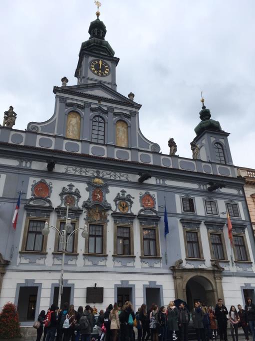 ZE ŽIVOTA ŠKOLY Z jednání zastupitelstva Č. B. Podzim ve znamení politiky Katka Kolafová Ve 13 hodin byl na řadě další bod, a to samotná diskuse občanů.