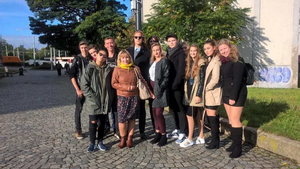 KULTURA Drama Paní Bovaryová Eva Bauerová Na začátku října jsme se školou navštívili Divadlo pod Palmovkou v Praze, kde jsme zhlédli představení Paní Bovaryová. Režie se ujal Michal Lang.