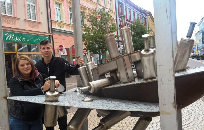 Vytvořil ho sochař Michal Trpák. Na první pohled lidé z cementu jakoby v pohybu, ošlehaní větrem, se zachmuřenými výrazy.
