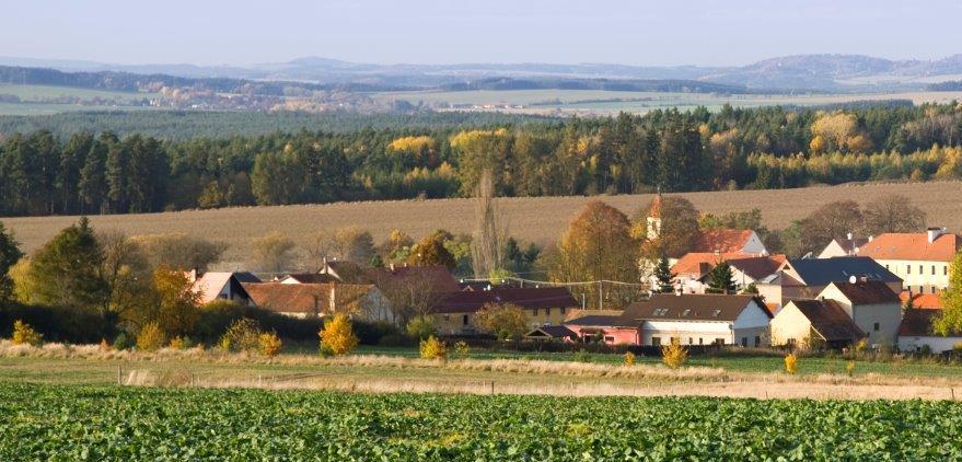 3.3.3. ZEMĚDĚLSTVÍ A LESNICTVÍ Celková výměra půdy činí v DSO SR 26 647 ha. Podíl zemědělské půdy z celkové výměry je 55%. Podíl orné půdy ze zemědělské půdy je 77%.