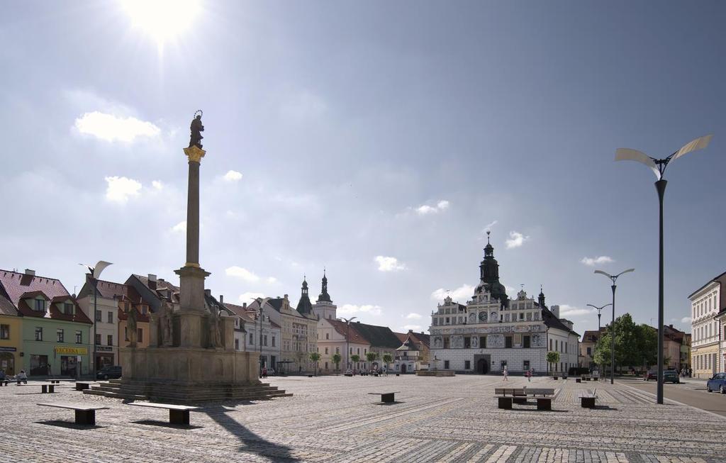 Problémové je zastoupení obchodu a služeb v menších obcích a osadách řada i zcela běžných služeb zde chybí a vzhledem k nedostatečné dopravní obslužnosti jde o výrazný limit sociálního a ekonomického