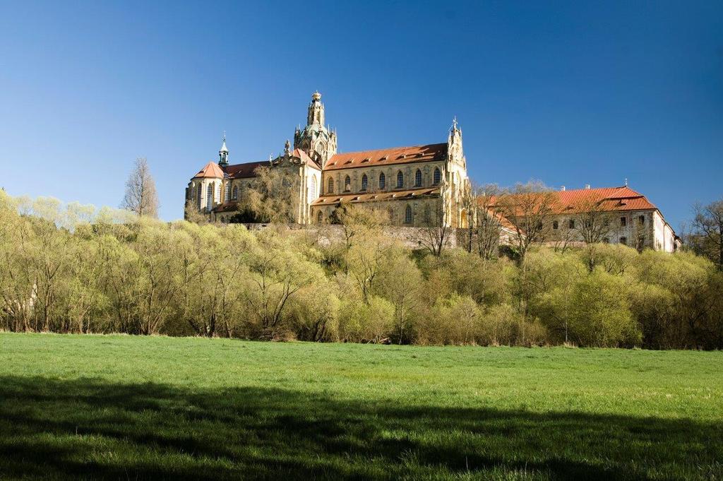 3.4 CESTOVNÍ RUCH Kladruby - klášter V rámci mikroregionu je možné obecně definovat několik významných atraktivit cestovního ruchu, z nichž nejvýznamnější jsou město Stříbro s historií dolování