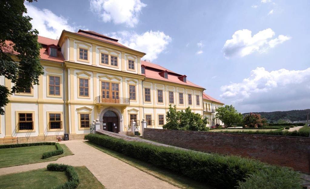 Svojšín zámek Turistická informační střediska fungují ve Stříbře a v Kladrubech, informace tohoto typu poskytují také recepce hotelů a penzionů. 3.