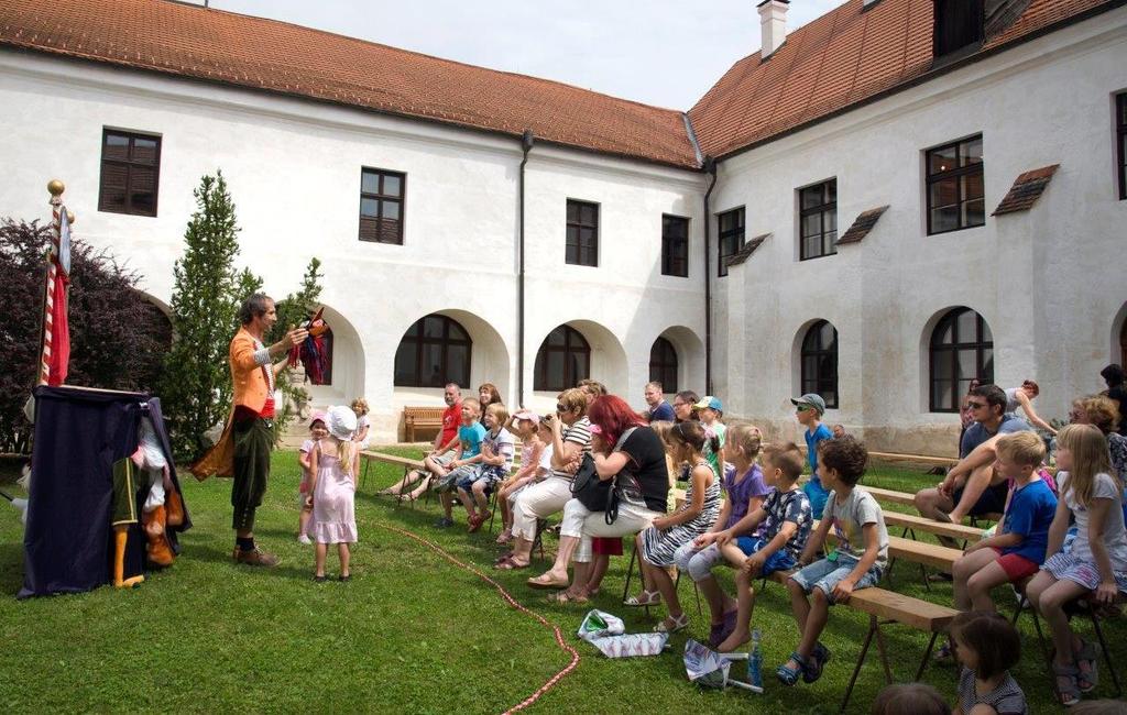 střelecký klub, kynologický klub, horolezecký klub a TJ Baník, který nabízí široké množství sportovních aktivit ve Stříbře.