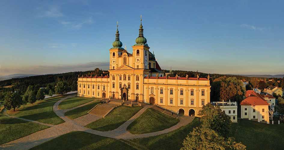 GASTRONOMIE A TRADICE Vánoce v Olomouci Olomouc DÉLKA 4 km ČASOVÁ NÁROČNOST 1-2 dny Olomouc je stále populárnějším turistickým cílem nejen v letních měsících, ale obliba města roste i během zimní