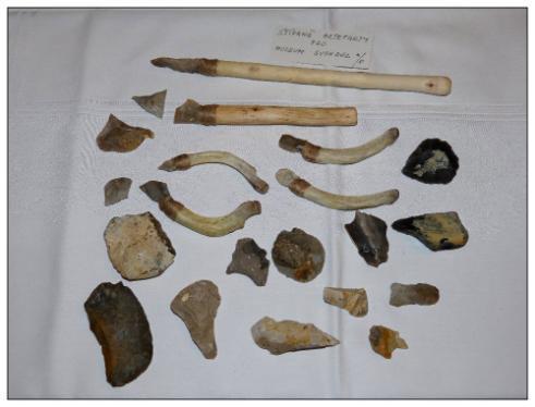 Experimentální archeologie Na schůzce v Bolaticích byly předány zástupcům Vlastivědného muzea v Šumperku a Muzea městýse v Suchdolu