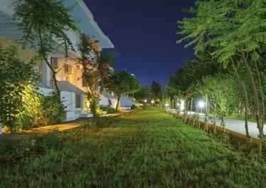 cz POLOHA: Oblíbený rodinný hotel skládající se z několika menších budov je obklopen krásnou zahradou se vzrostlými borovicemi, které poskytují přirozený stín.
