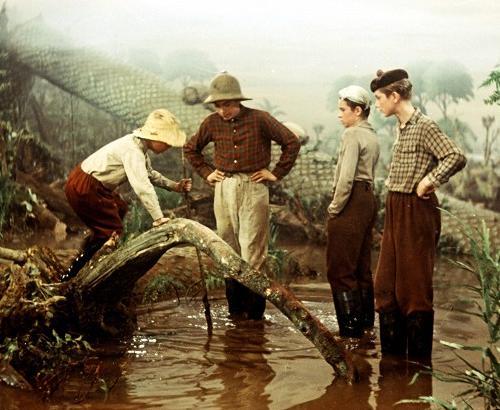Hart nakonec vyšle jícnem sopky balón s poselstvím k lidstvu, jež se díky tomu spojí a jehož válečné flotily v hodině dvanácté zkáze zamezí.