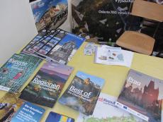 V průčelí pak byly roll-upy, rovněž s logem CzechTourismu.