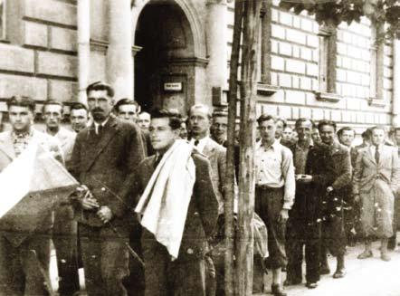 Snímek zachycuje přísahu jednoho z transportů odjíždějících do Francie.