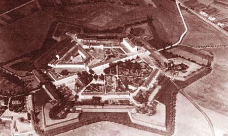 prací na Mírově, kterému velel stržm. Oldřich Kohlíček, prošlo v letech 1949 1951 na čtyři sta důstojníků.