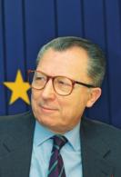 Delorsova zpráva doporučila HMU ve třech etapách V červnu roku 1988 byl na zasedání Evropské rady v Hannoveru ustaven výbor pro studium hospodářské a měnové unie, kterému předsedal tehdejší předseda