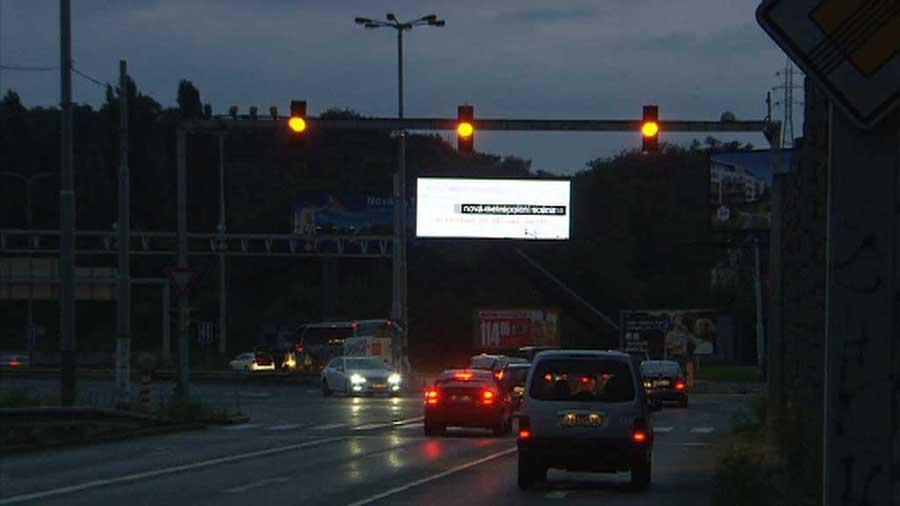Obrázek 10: LED billboard je zdaleka nejvýraznějším prvkem v prostoru křižovatky.