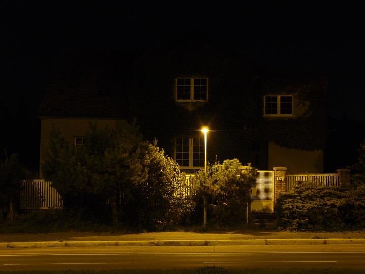 Obrázek 29: Takto ANO: Vhodná, správně nainstalovaná svítidla umožňují dobře osvětlit chodník před domem, aniž by obtěžovala obyvatele.