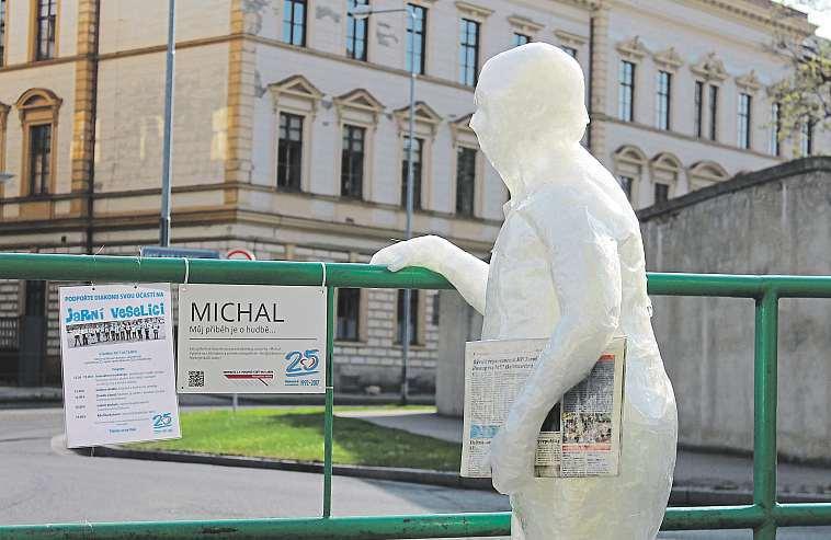 pilotů...str. 2 ROZTOMILÁ MLÁĎATA Nové hvězdy českých zoo, seznamte se...str. 6a7 Socha klienta Diakonie Michala od Heleny Hingarové umístěná u školy Na Valech.