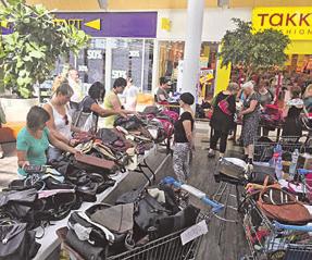 8 Dobročinný bazar kabelek, který vloni uspořádaly členky Lions Clubu Teplice Ladies ve spolupráci s OC Olympia, vynesl částku 96 100 korun.