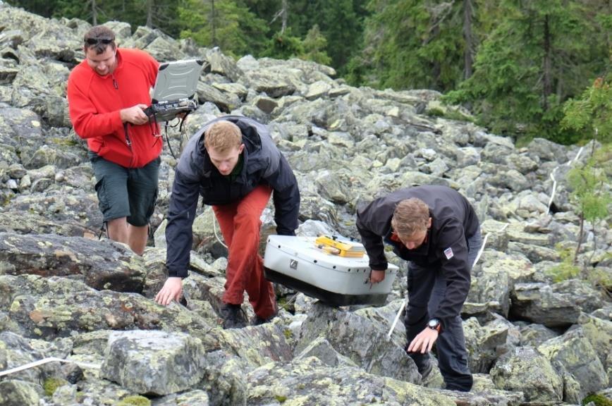 Komerční radarové systémy se skládají pouze z jedné antény, která zastává funkci jak přijímací tak i vysílací antény, nebo ze dvou až třech oddělených vysílacích a přijímacích antén.