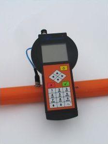3 TEORETICKÝ ÚVOD Obr. 29: Řídící jednotka CMD. Převzato z GF Instruments, 2012 a Obr. 30: Použití CMD MiniExplorer na kamenném moři.