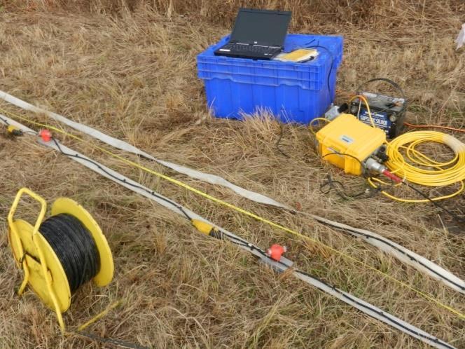 3 TEORETICKÝ ÚVOD Obr. 40: Aparatura Geode pro SSR průzkum. Převzato z Seismicrental, 2016. 3.3.5.1 PRINCIP METODY SSR Mareš et al.