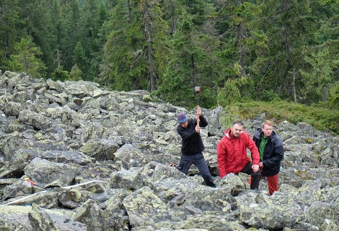 3 TEORETICKÝ ÚVOD Obr. 43: Buzení seismického signálu pomocí seismického kladiva na kamenném moři. Vlastní foto autora, 2016. Obr. 44: Nákres průzkumu trojvrstevného podpovrchového prostředí pomocí metody SSR a šíření jednotlivých vlnových paprsků.