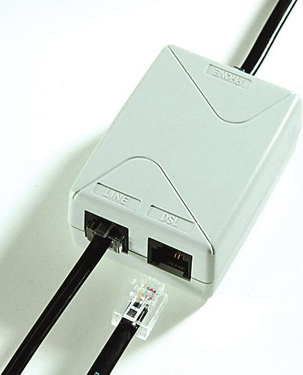 Vypojený kábel zapojte do portu splittera označeného PHONE. 4. Káblom, ktorý je v balení (s konektormi s rozdielnou veľkosťou), prepojte DSL router DrayTek Vigor 2600 VGST so splitterom.