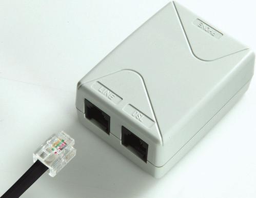 Väčší konektor kábla vložte do väčšieho portu na zadnej strane DSL routra označeného ADSL a menší konektor kábla vložte do portu splittera označeného DSL. 2.