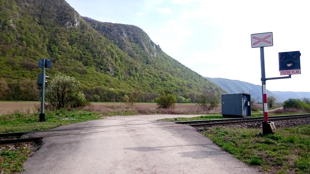 Existujúce železničné priecestie na účelovej komunikácii pri obci Slavec.