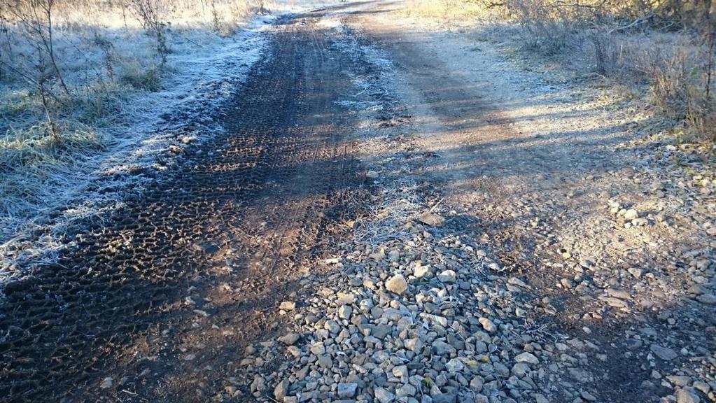 komunikácie pre cyklistov a chodcov. Povrchy miestnych komunikácií sú tvrdé, predovšetkým asfaltobetónové, prípadne dláždené. ŠC Štátne cesty. cesty 2.a3. tr.