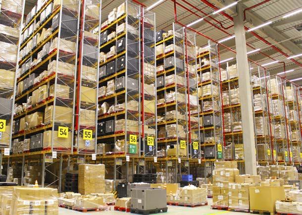 V distribučním centru probíhá kompletace akčního zboží, tzn. prvního nákupního impulsu, ve dvou patrech.
