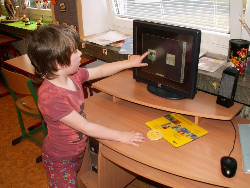 PRÁCE NA PC Počítače nabízejí mnoho možností využití přímo ve výuce a zároveň usnadňují žákům komunikaci.