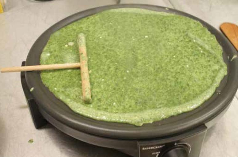 PRO ŠIKOVNÉ náročnost: RECEPT - ŠPENÁTOVÁ PLAČINKA S LOSOSOVOU PĚNOU 16 INGREDIENCE NA 4 PORCE 1 mražený špenátový protlak 100 ml mléka 2 vejce 100 g hladká mouka sůl, muškátový