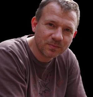Keblově, resp. srub s v popředí rostoucími břízami.